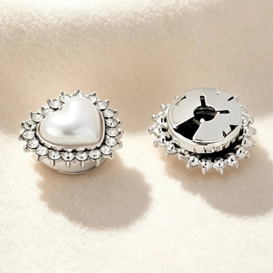 Detailed view of a refined silver heart button cover. The right piece shows the firmly closed clip mechanism, guaranteeing a sophisticated 1:1 button scale and a secure fit for modern shirt cuffs.
